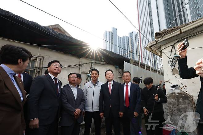 장동혁 국민의힘 대표와 오세훈 서울시장이 24일 서울 노원구 상계5 재정비촉진구역을 방문해 현장 점검을 하고 있다. (공동취재) 2025.10.24/뉴스1 ⓒ News1 오대일 기자