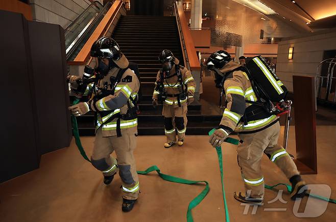 24일 오전 서울 중구 신라호텔에서 열린 '2025 중구 안전한국훈련'에서 소방대원들이 화재 진압 훈련을 하고 있다. 2025.10.24/뉴스1 ⓒ News1 김진환 기자