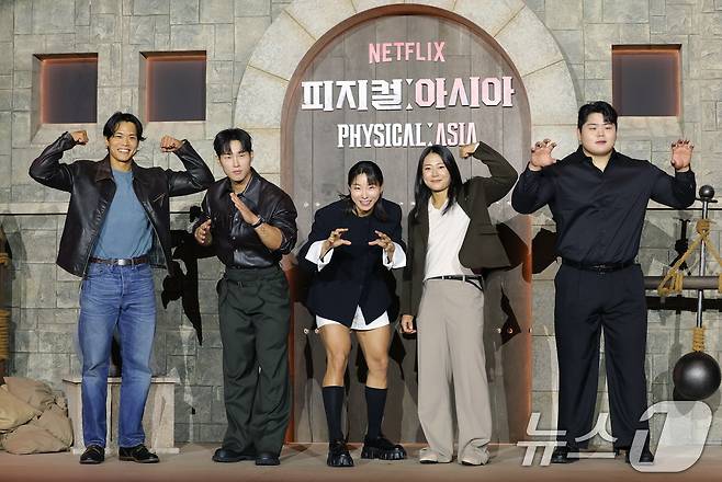 아모띠(왼쪽부터)와 윤성빈, 장은실, 최승연, 김민재가 24일 서울 강남구 봉은사로 웨스틴 서울 파르나스에서 열린 넷플릭스 서바이벌 예능 ‘피지컬: 아시아’ 제작발표회에 참석해 포즈를 취하고 있다. ‘피지컬: 아시아’는 한국, 일본, 태국, 몽골, 튀르키예, 인도네시아, 호주, 필리핀 등 8개국이 국기를 걸고 펼치는 피지컬 전쟁이다. 2025.10.24/뉴스1 ⓒ News1 권현진 기자
