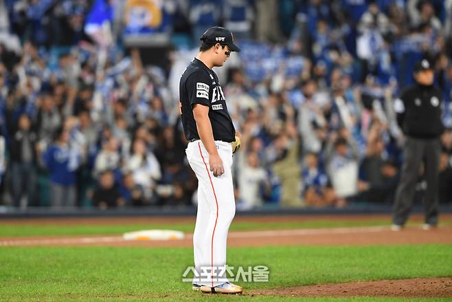 한화 투수 김서현이 22일 대구 삼성라이온즈파크에서 열린 2025 KBO리그 삼성과 플레이오프 4차전 6회말 1사 1-3루 상황에서 삼성 김영웅에게 동점 3점 홈런을 허용한 뒤 아쉬워하고 있다. 대구 | 박진업 기자 upandup@sportsseoul.com