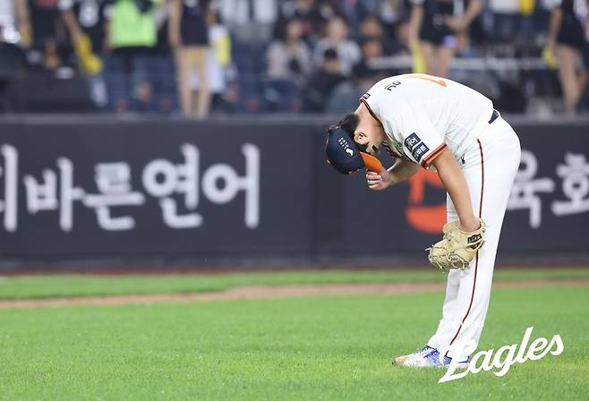 김서현이 홈런을 허용하고 고개를 숙인 모습. 사진 | 한화 이글스