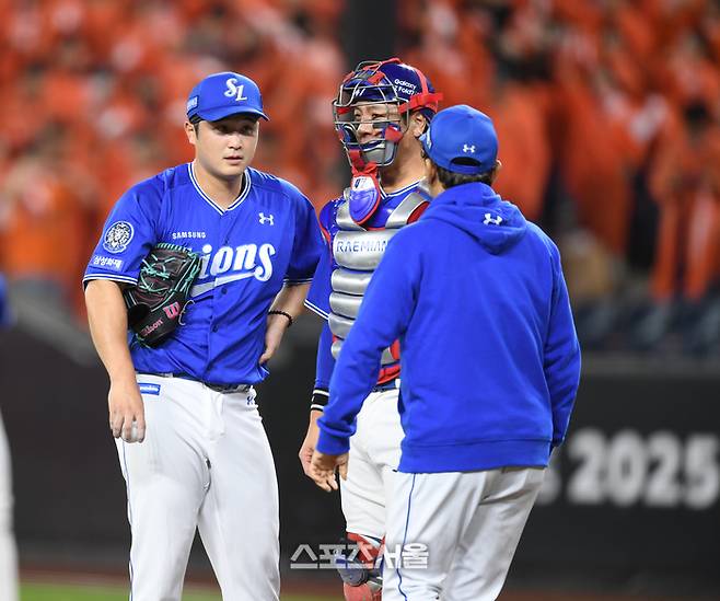 삼성 선발투수 최원태가 24일 대전 한화생명볼파크에서 열린 2025 KBO 포스트시즌 플레이오프 5차전 한화와 경기 1회말 2사1루 상대 하주석에 볼넷을 허용한 후 마운드를 방문한 투수코치의 이야기를 듣고 있다. 대전 | 최승섭기자 thunder@sportsseoul.com