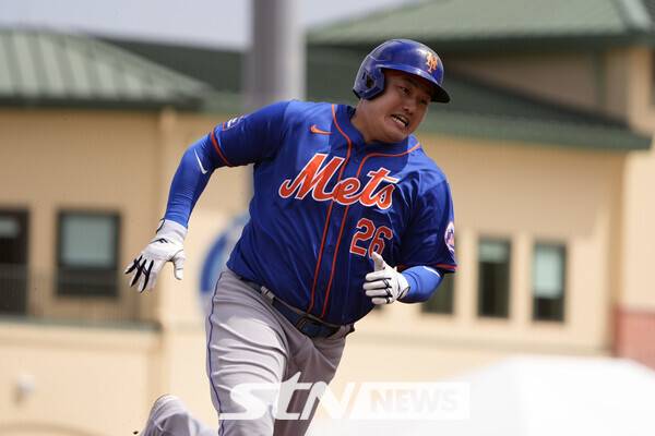 뉴욕 메츠의 최지만이 지난해 5월 9일 미 플로리다주 주피터의 로저 딘 쉐보레 스타디움에서 열린 2024 메이저리그(MLB) 세인트루이스 카디널스와의 경기 1회 1타점 2루타로 진루 후 후속 적시타로 득점하고 있다. 최지만은 3타수 3안타 1볼넷 1타점 1득점으로 활약하며 팀의 8-0 승리에 이바지했다. /사진=뉴시스/AP