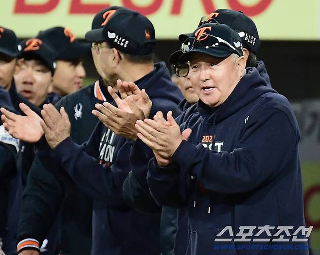21일 대구 삼성라이온즈파크에서 열린 삼성과 한화의 PO 3차전. 한화가 삼성에 5대 4로 승리했다. 선수들에게 박수를 보내고 있는 한화 김경문 감독. 대구=송정헌 기자songs@sportschosun.com/2025.10.21/
