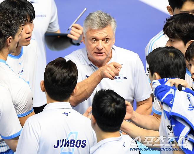 23일 인천 계양체육관에서 열린 V리그 대한항공-한국전력전. 대한항공 헤난 달 조토 감독이 작전지시를 하고 있다. 인천=정재근 기자 cjg@sportschosun.com/2025.10.23/