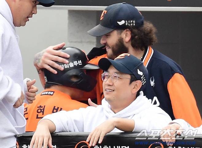 18일 대전 한화생명볼파크에서 열린 삼성과 한화의 PO 1차전. 2회말 2사 2루. 노시환 적시타 때 득점에 성공한 문현빈이 폰세와 포옹을 나누고 있다. 대전=송정헌 기자songs@sportschosun.com/2025.10.18/