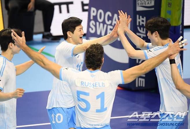 23일 인천 계양체육관에서 열린 V리그 대한항공-한국전력전. 대한항공 정지석이 득점 후 한선수와 기뻐하고 있다. 인천=정재근 기자 cjg@sportschosun.com/2025.10.23/