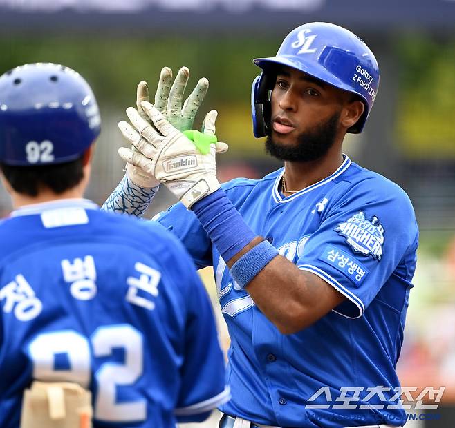 18일 대전한화생명볼파크에서 열린 삼성과 한화의 PO 1차전. 2회초 삼성 디아즈가 안타를 치고 1루로 나서고 있다. 대전=허상욱 기자wook@sportschosun.com/2025.10.18/