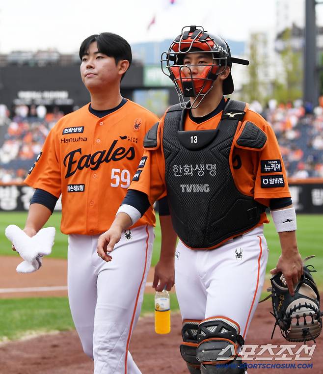 14일 대전 한화생명볼파크에서 열린 한화 이글스와 키움 히어로즈의 경기. 한화 허인서, 최재훈이 경기를 준비하고 있다. 대전=박재만 기자 pjm@sportschosun.com/2025.09.14/