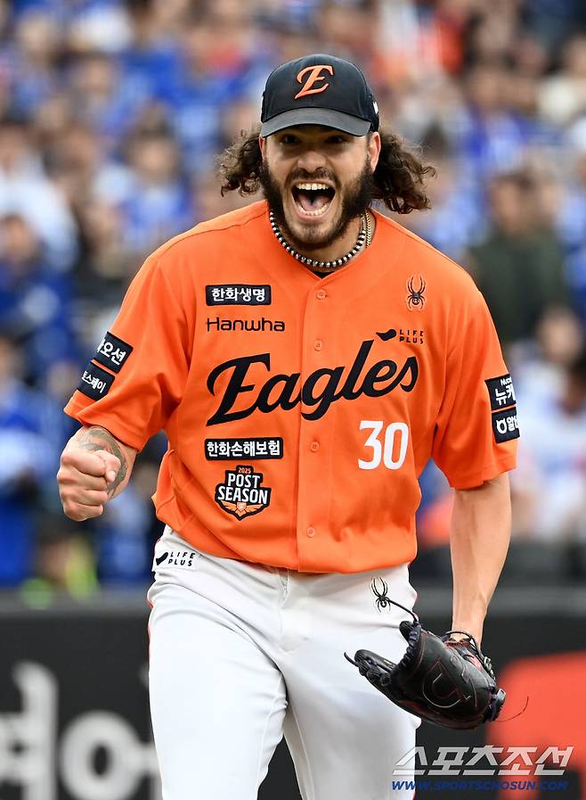 18일 대전한화생명볼파크에서 열린 삼성과 한화의 PO 1차전. 1회초 한화 폰세가 삼성 구자욱을 삼진으로 잡아내며 환호하고 있다. 대전=허상욱 기자wook@sportschosun.com/2025.10.18/