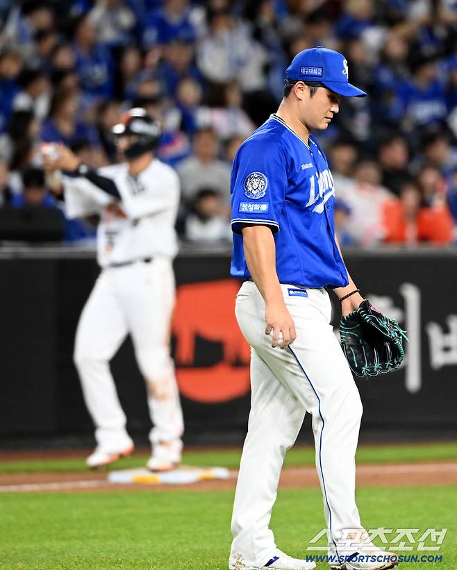 24일 대전 한화생명볼파크에서 열린 PO 5차전 삼성과 한화의 경기, 3회말 1사 1,3루 최원태가 채은성에 2타점 2루타를 허용한 뒤 아쉬워하고 있다. 대전=허상욱 기자wook@sportschosun.com/2025.10.24/