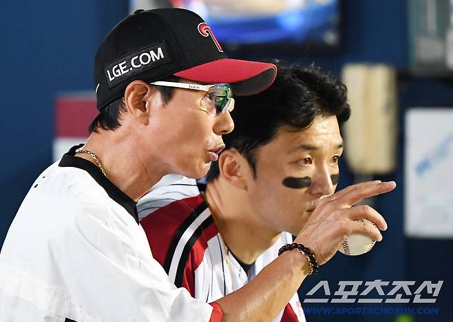 7일 서울 잠실구장에서 열린 SSG-LG전. LG 염경엽 감독이 경기 중 박해민과 대화하고 있다.  잠실=정재근 기자 cjg@sportschosun.com/2025.9.7/
