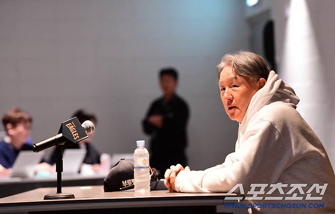 24일 대전 한화생명볼파크에서 열리는 삼성과 한화의 PO 5차전. 인터뷰하고 있는 한화 김경문 감독. 대전=송정헌 기자songs@sportschosun.com/2025.10.24/