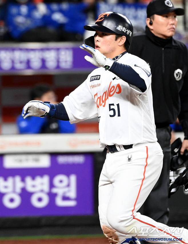 24일 대전 한화생명볼파크에서 열린 PO 5차전 삼성과 한화의 경기, 8회말 문현빈이 솔로홈런을 치고 기쁨을 나누고 있다. 대전=허상욱 기자wook@sportschosun.com/2025.10.24/
