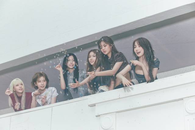 그룹 엔믹스(NMIXX)의 'Blue Valentine'이 20일 오후 11시 음악 플랫폼 멜론의 TOP 100 차트에서 실시간 1위를 기록했다. 또 'Blue Valentine'은 22일자 멜론 일간 차트에서도 1위를 달성했다. 엔믹스가 두 차트에서 1위에 오른 것은 이번이 처음이다./JYP엔터테인먼트