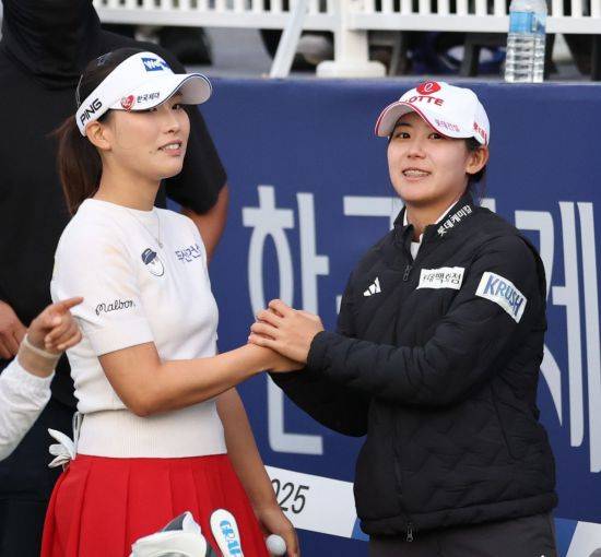 이율린(왼쪽)은 한 살 후배인 황유민과 단짝이다. KLPGA 제공