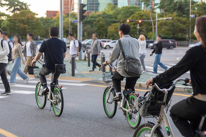 16일 오후 서울 여의도에서 직장인들이 따릉이를 타고 지하철역으로 가고 있다. /김지호 기자