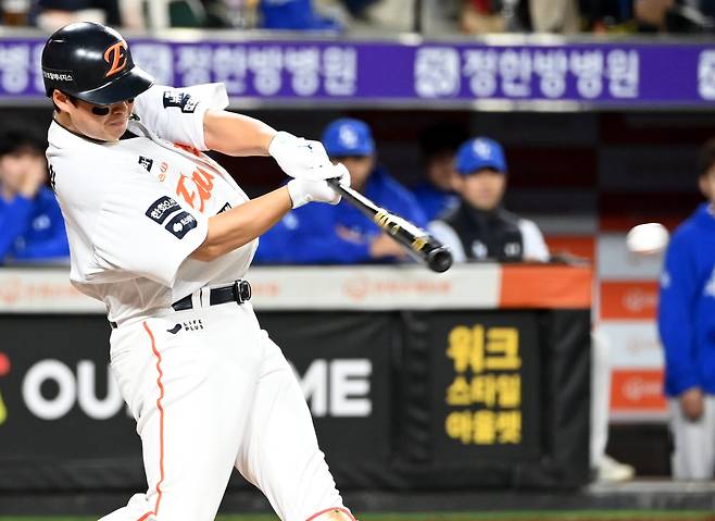 24일 대전 한화생명볼파크에서 열린 PO 5차전 삼성과 한화의 경기, 1회말 1사 2·3루 노시환이 선취 1타점 적시타를 치고 있다. /허상욱 스포츠조선 기자