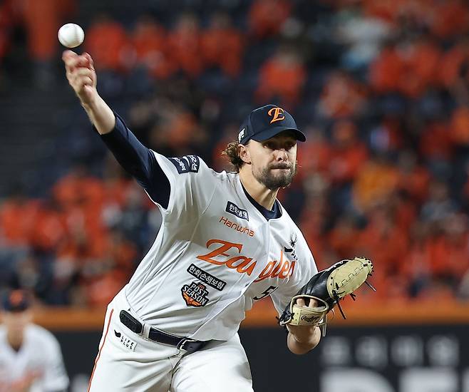 24일 대전한화생명볼파크에서 열린 2025 프로야구 KBO리그 포스트시즌 플레이오프 5차전 삼성 라이온즈와 한화 이글스의 경기. 한화 투수 와이스가 7회초 역투하고 있다. /연합뉴스