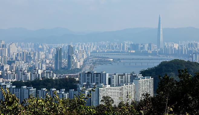 지난 19일 서울 중구 남산에서 바라본 아파트 단지./뉴스1