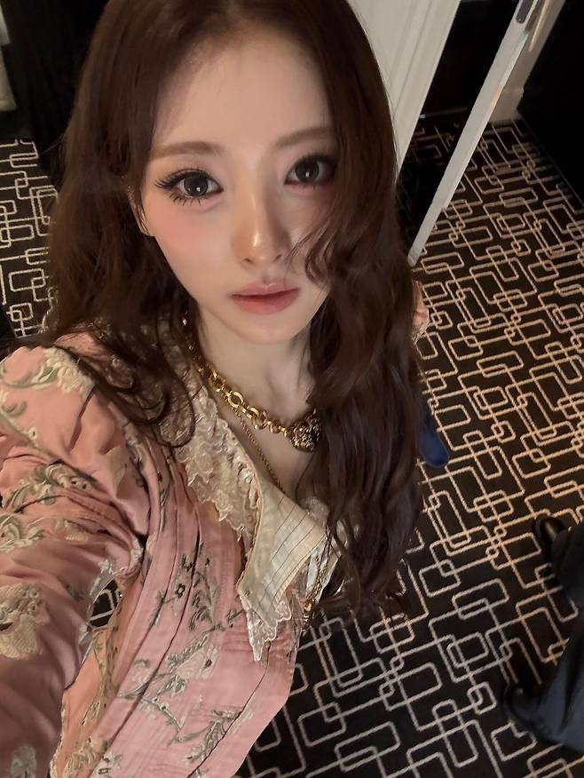 끌로에 룩을 소화한 미야오 안나. 인스타그램 @meovv