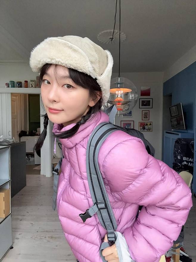코펜하겐 여행 중 핑크 경량 패딩을 코디한 슬기. 인스타그램 @hi_sseulgi