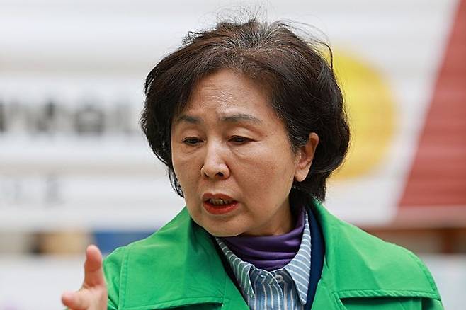 김영선 전 국민의힘 의원이 24일 서울 서초구 서울중앙지법에서 열린 김건희 여사의 자본시장법 위반 등 혐의 사건 속행 공판에 증인으로 출석하기에 앞서 기자회견을 하고 있다. ⓒ연합뉴스