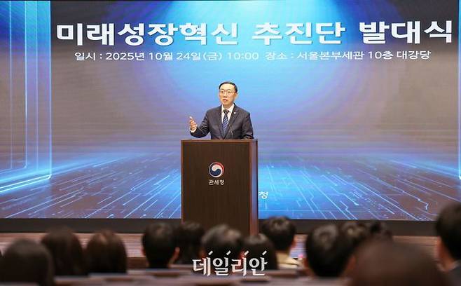 이명구 관세청장이 24일 서울본부세관에서 열린 미래성장혁신 추진단 발대식에서 인사말을 하고 있다.ⓒ관세청