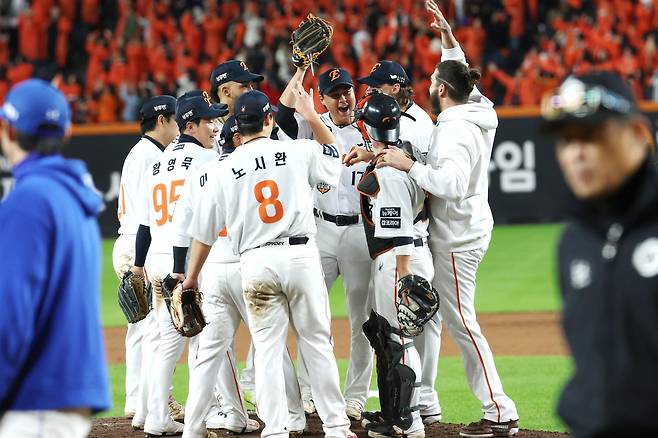 24일 대전 한화생명볼파크 열린 프로야구 2025 신한 SOL뱅크 KBO 플레이오프 5차전 삼성 라이온즈와 한화 이글스의 경기에서 한화이글스가 승리, 한국시리즈에 진출하며 기뻐하고 있다. 2025.10.24 (대전=뉴스1)