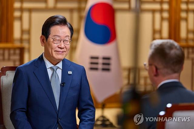 이재명 대통령이 지난 22일 용산 대통령실 자유홀에서 CNN과 인터뷰를 하고 있다. [대통령실 제공, 연합뉴스]