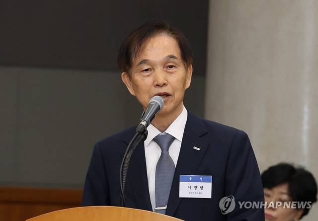 24일 대전 ETRI에서 열린 국회 과학기술정보방송통신위원회의 과학기술 분야 기관에 대한 국정감사에서 이광형 KAIST 총장이 답변하고 있다.