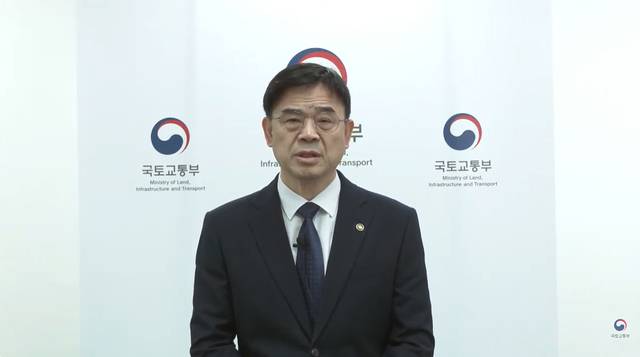 전세 끼고 집을 사 이른바 ‘갭투자’ 논란에 휩싸인 이상경 국토교통부 제1차관이 지난 10월 23일 국토부 유튜브 계정을 통해 대국민 사과문을 발표하고 있다. 이 차관은 최근 방영된 한 유튜브 채널에서 ‘정부 정책을 통해 시장이 안정되면 그때 집을 사면 된다’는 취지로 발언해 논란을 일으켰다.<국토교통부 유튜브 영상 갈무리>