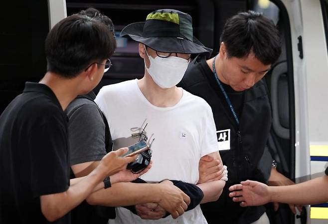 서울 은평구 소재 아파트 단지에서 같은 아파트 주민에게 일본도를 휘둘러 살해한 30대 남성 백 모씨가 지난해 8월 1일 서울 마포구 서울서부지법에서 열린 살인 혐의 영장실질심사(구속 전 피의자심문)에 출석하고 있다. /사진=뉴시스