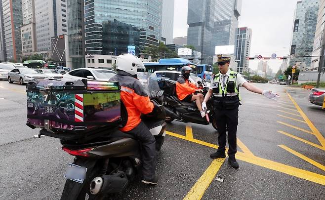 16일 서울 강남역 사거리에서 이륜차 무질서 운행 집중 단속을 하고 있다. 2025.7.16. (ⓒ뉴스1, 무단 전재-재배포 금지)