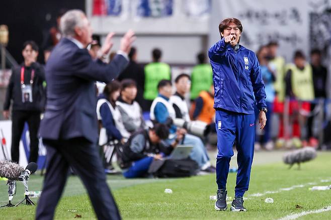 홍명보 한국 남자축구대표팀 감독은 ‘2026 북중미월드컵’에 대비하기 위해 스리백 전형을 화두로 내세웠다. 홍명보 감독이 2025년 10월14일 서울 마포구 서울월드컵경기장에서 열린 한국과 파라과이 축구대표팀의 친선경기에서 작전 지시를 내리고 있다. 연합뉴스