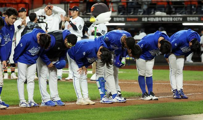삼성 라이온즈 선수들이 24일 대전 한화생명 볼파크에서 열린 2025 KBO리그 플레이오프 5차전 한화 이글스의 경기에서 패한 뒤 관중석의 팬들에게 인사하고 있다. 연합뉴스