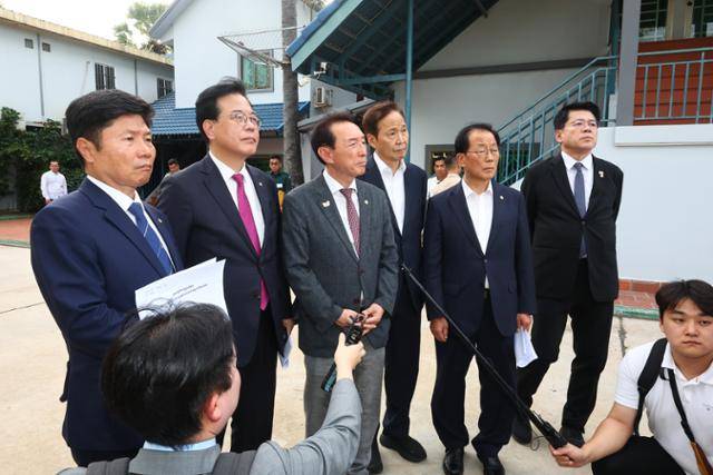 국회 외교통일위원회 소속 의원들이 22일 캄보디아 프놈펜 외곽에 위치한 한 범죄단지를 돌아본 뒤 취재진과 인터뷰하고 있다. 프놈펜=연합뉴스