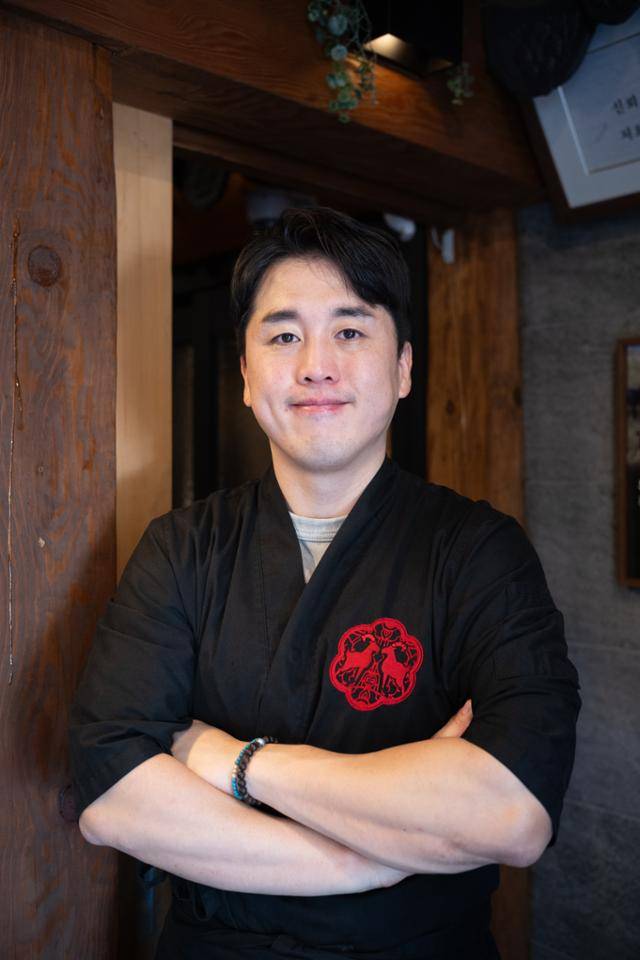 전남 순천의 염소 요리 전문점 고력당의 최유성 셰프. 최 셰프는 아버지가 운영하는 염소 농장이 적자가 나자 8년 전, 수요를 직접 만들겠다며 식당을 차렸다. 장준우 제공