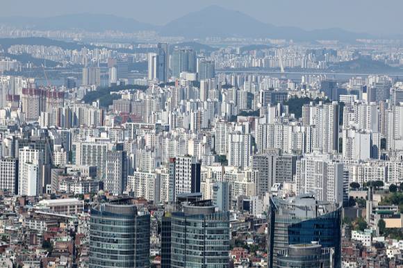 '얼죽신' 현상으로 뜨거웠던 분양시장이 잇단 부동산 대책에 따라 차갑게 식을 가능성이 높다는 지적이 나오고 있다. 사진은 남산에서 본 서울 아파트 전경. [사진=연합뉴스]