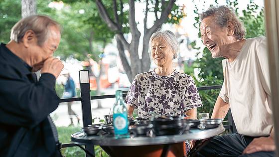 영화 '사람과 고기'의 형준(박근형), 우식(장용), 화진(예수정)은 우연한 계기로 만나 무전취식이란 모험이자 일탈을 저지른다. 사진 트리플픽쳐스