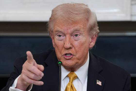 도널드 트럼프 미국 대통령이 23일(현지시간) 워싱턴 DC 백악관 국빈식당에서 취재진 질문에 답변하고 있다. AP=연합뉴스