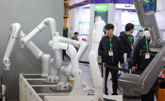 지난 3월 서울 강남구 코엑스에서 열린 2025 스마트공장·자동화산업전를 찾은 관람객들이 다관절 로봇을 살펴보고 있다. 뉴스1