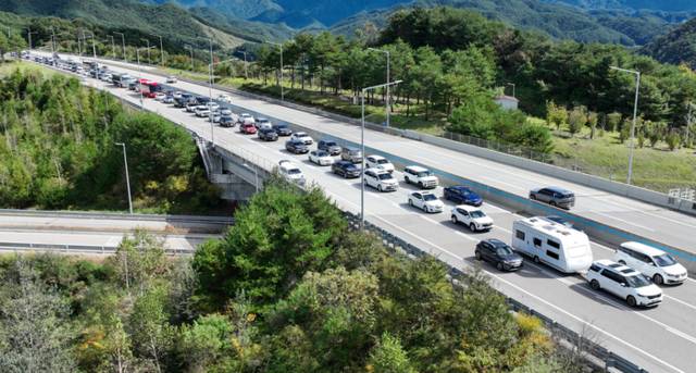 ▲ 추석 대체공휴일인 8일 서울양양고속도로 서울방면 내촌IC 주변이 귀경차량들로 정체를 빚고 있다. 김정호 기자