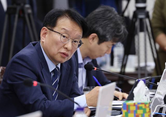 ▲ 24일 강원특별자치도청에서 열린 국회 행정안전위원회의 강원특별자치도에 대한 국정감사에서 더불어민주당 권칠승 의원이 질의하고 있다. 연합뉴스