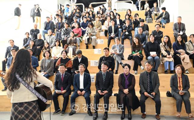 ▲ ‘2025 에코아트페어 Flow’의 개막 행사가 24일 강원디자인진흥원에서 열렸다. 싱어송라이터 한보나가 축하공연을 하고 있다. 서영 기자