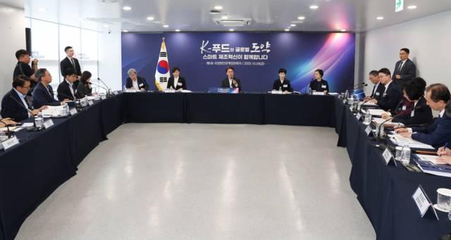 ▲ 김민석 국무총리가 24일 경상남도 밀양시 삼양식품 밀양공장에서 열린 국정현안관계장관회의를 주재하고 있다. 연합뉴스