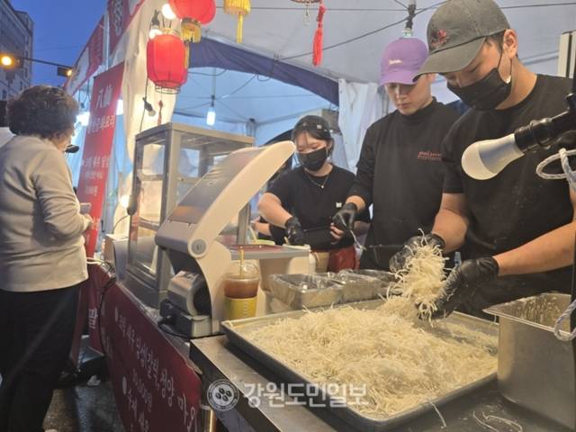 ▲ 만두축제에 참가한 업체 직원이 분주히 만두를 빚고 있다.