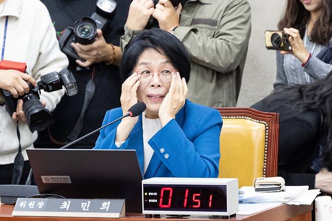 23일 서울 여의도 국회에서 열린 과학기술정보방송통신위원회 한국방송공사 등에 대한 국정감사에서 최민희 위원장이 김장겸 국민의힘 의원의 질의를 듣고 있다./ 사진=뉴스1