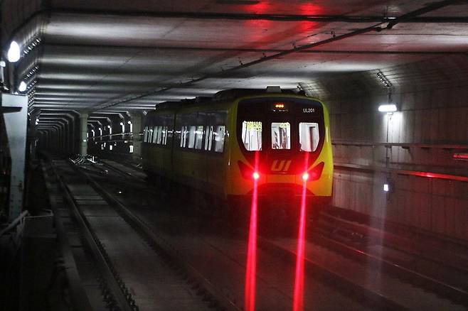 양천구는 다음달 30일까지 목동선·강북횡단선 재추진을 촉구하는 서명을 받고 있다. 사진은 우이신설선 경전철. 한경DB