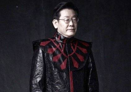 2022년 당시 이재명 더불어민주당 대선후보가 포스터 사진 작업 도중 강영호 사진작가의 요청으로 '마왕' 신해철의 무대의상을 입고 찍은 사진. / 사진=강 작가 인스타그램 캡처